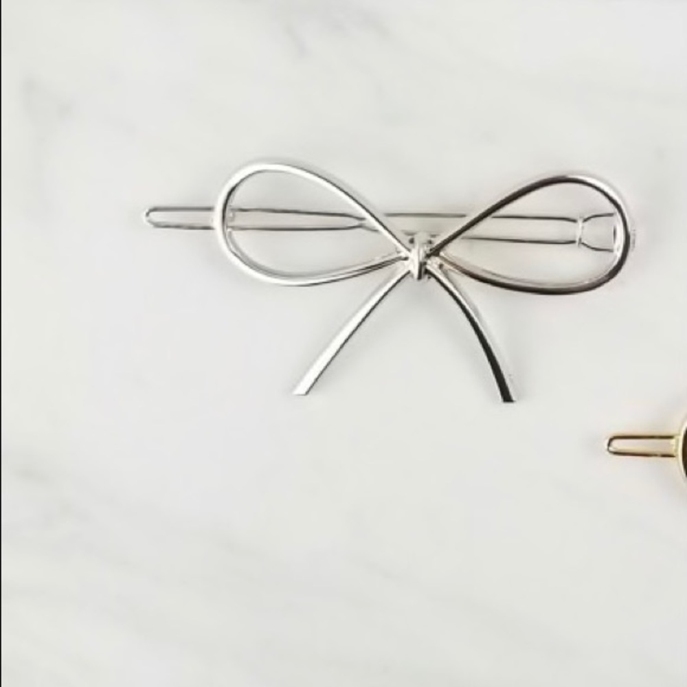 💙3/$20💙Silver tone bow shaped barrette